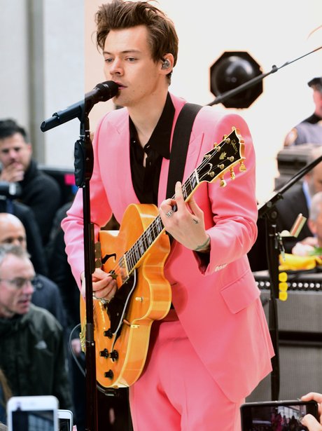 harry-styles-looks-like-a-true-rockstar-as-he-performs-in-new-york-1494397869-view-1